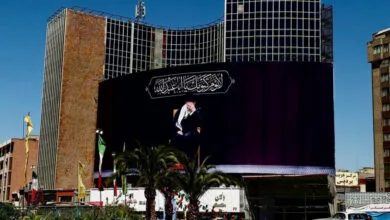 دیوارنگاره میدان ولیعصر (عج) محرمی شد؛ عزاداری برای رهبر شهید